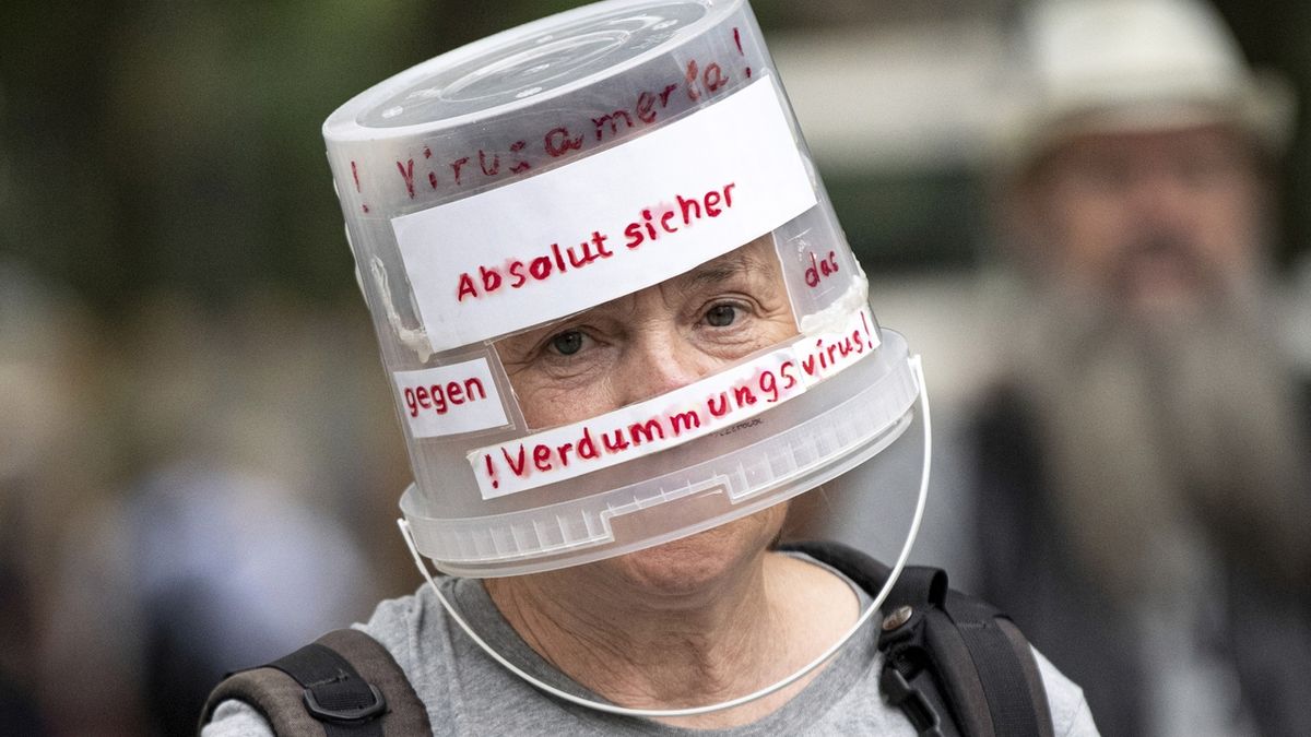 V Berlíně protestovaly tisíce odpůrců koronavirových opatření, 600 zadržených